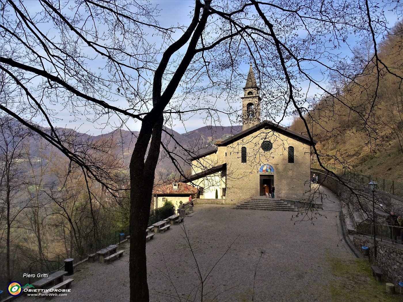 64 Ombre del tardo pomeriggio al Santuario del Perello.JPG